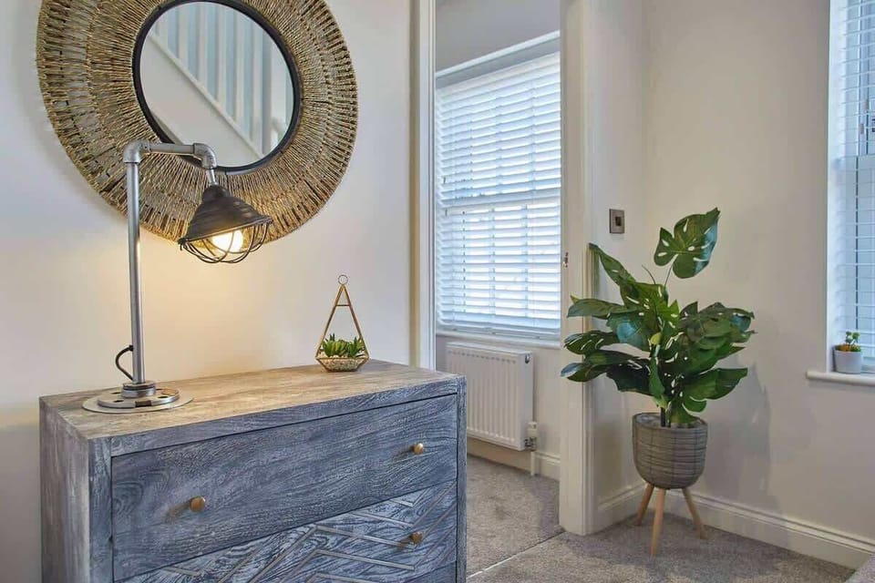 Lemonade Arch, Whitby - Host & Stay