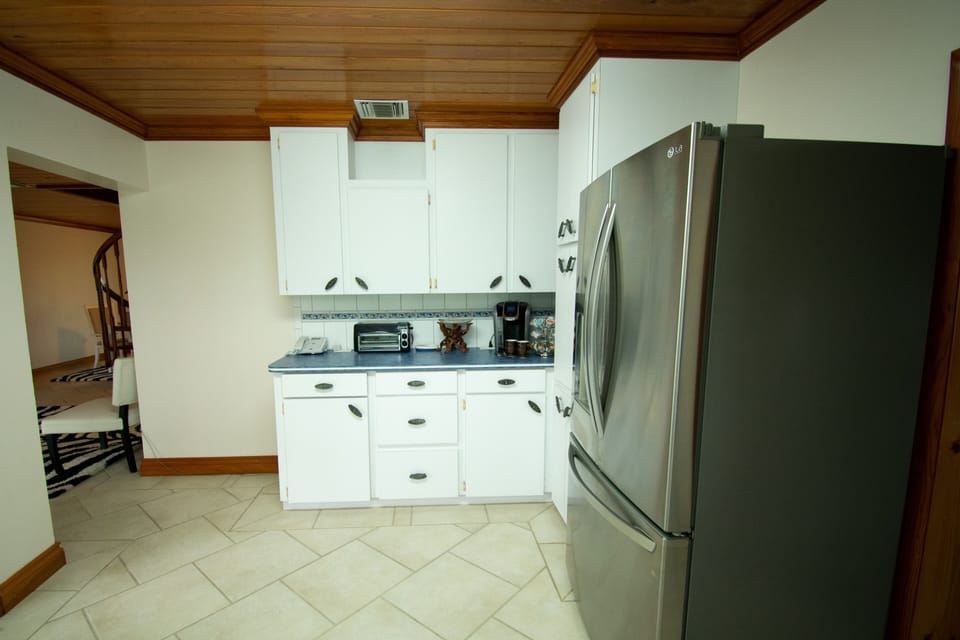 Kitchen with all of the essentials.