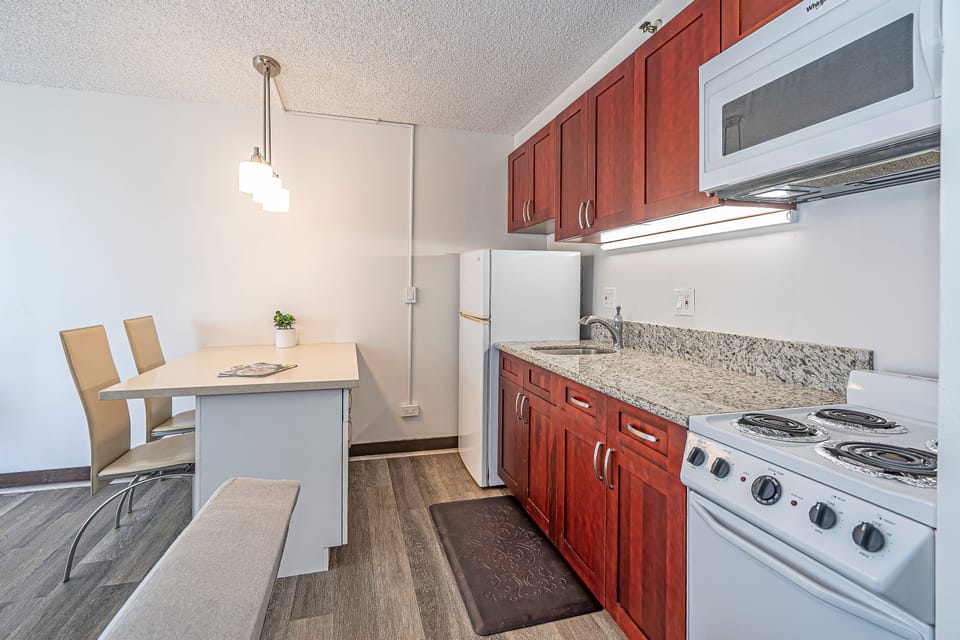 Studio with Full Kitchen - Studio with Full Kitchen