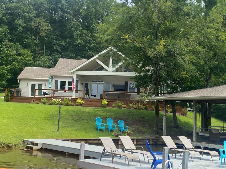 Welcome to The Water’s Edge. This great house is only 35 min. to AU University!