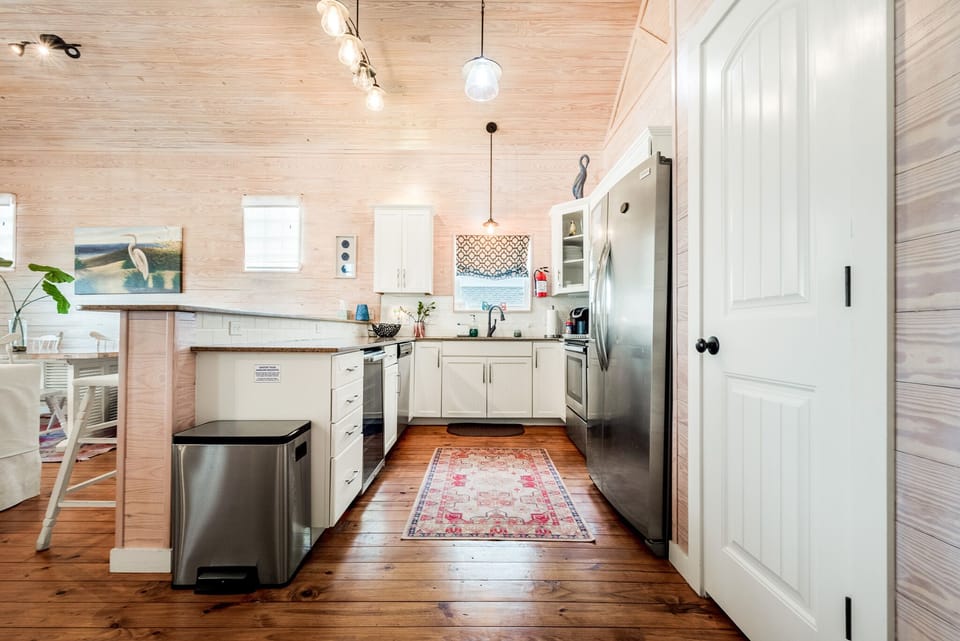 Light and bright kitchen, well stocked