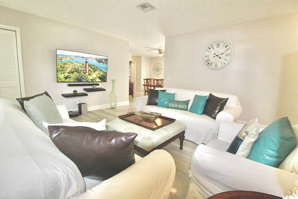 Welcome to the Coastal Village Retreat, in the beachtown village of Tequesta, in Jupiter, FL.