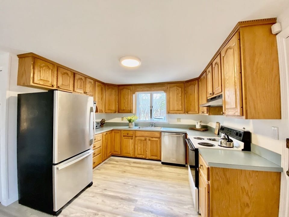 View 1: Fully equipped kitchen 