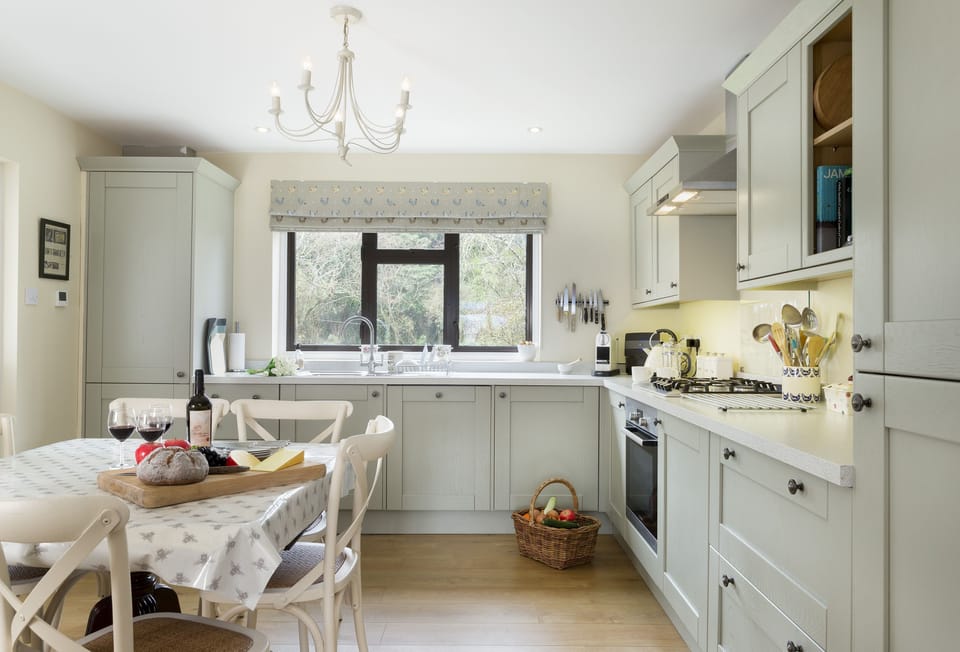 Ground floor: Fully equipped kitchen with dining area