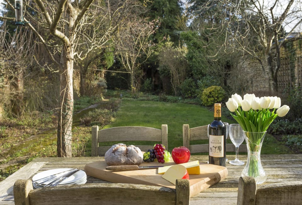 Enjoy alfresco dining in the garden