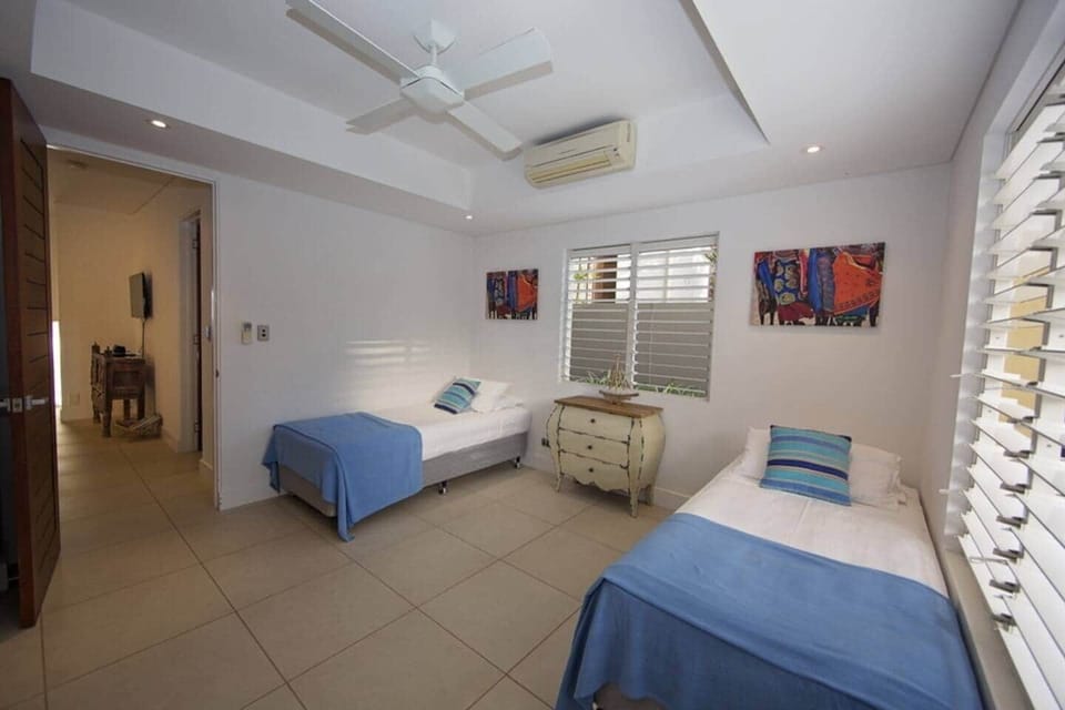 Fish on a Fence - Downstairs twin Room 