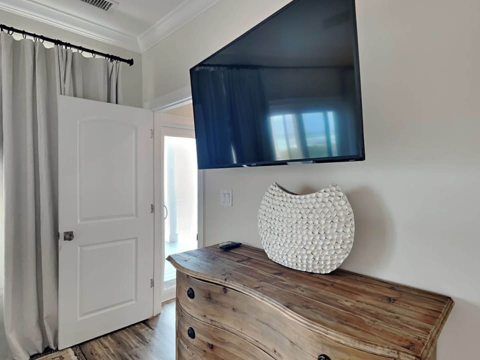 Primary Bedroom - Smart TV