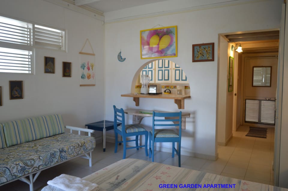 Green Garden Apartment - Living area