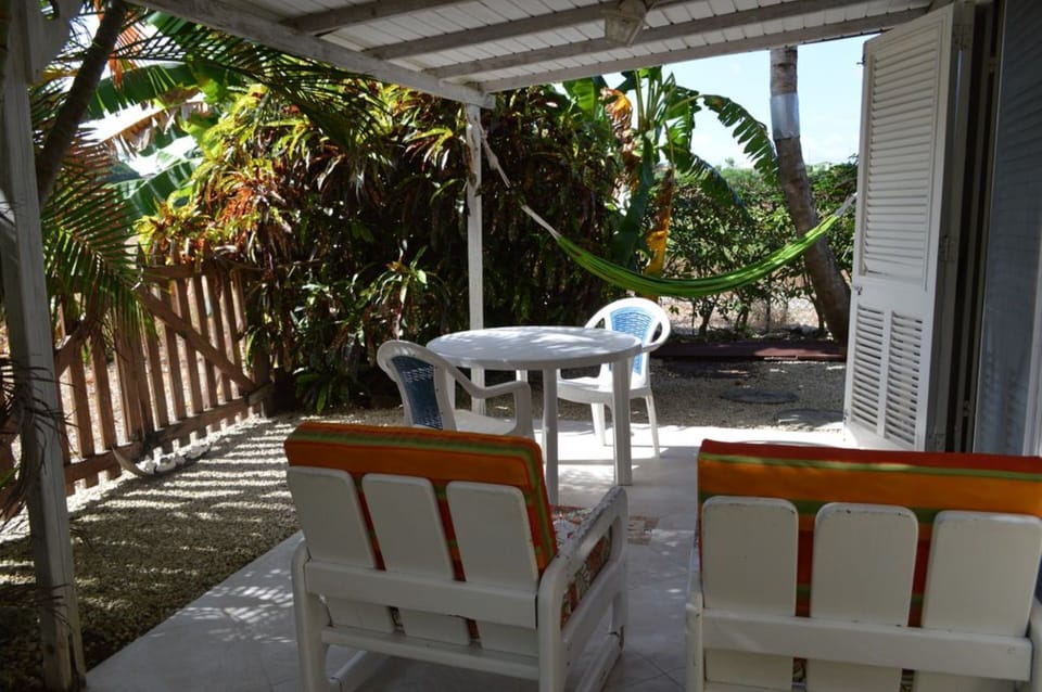 Green Garden Apartment - Covered patio