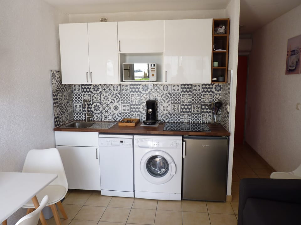 New fully equipped kitchen for this new season 2022 Dishwasher, Washing Machine, Fridge top, Microwave