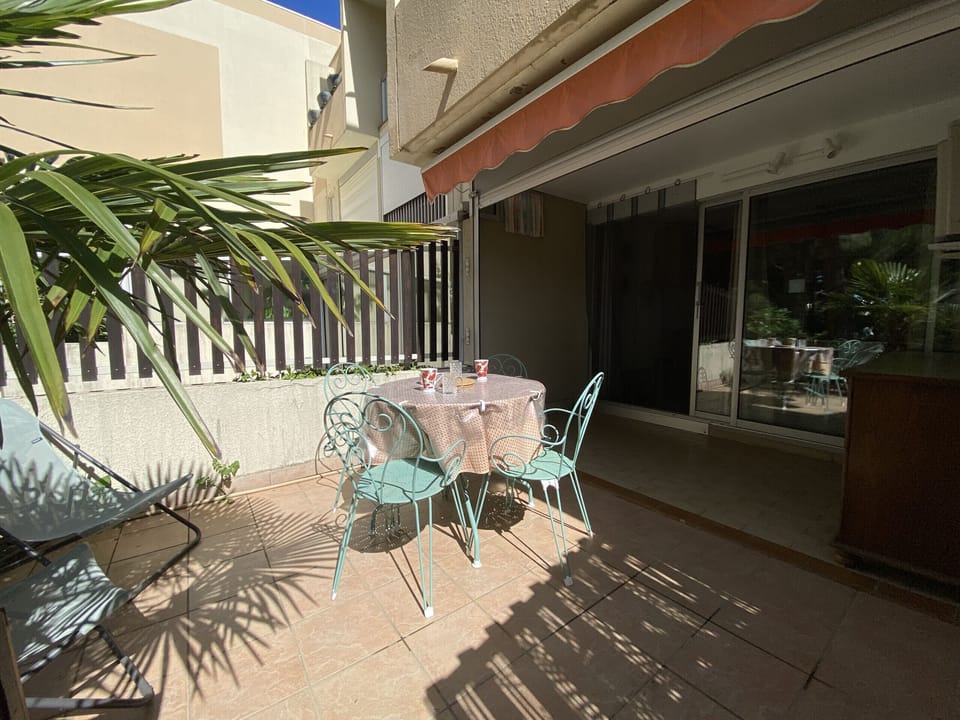 Spacious terrace to enjoy meals with sun blinds
