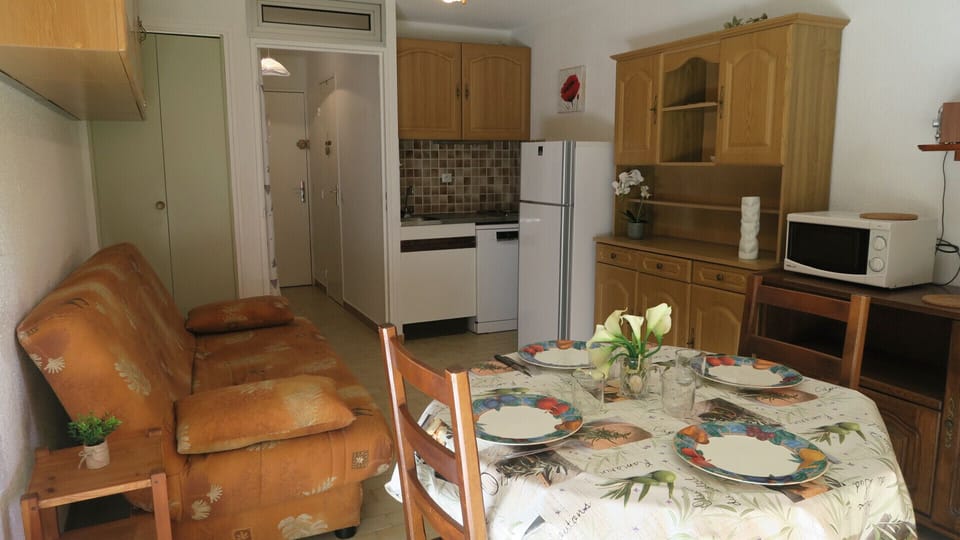 Bright living room with fitted kitchen area and sofa bed for 2 people