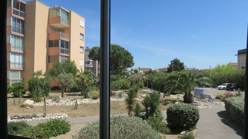 Clear view from the loggia on the outside and its landscaped gardens