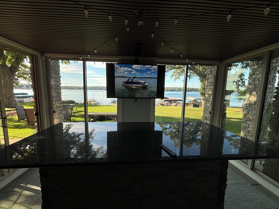 Four seasons room with lake view, bar that seats 10, and TV
