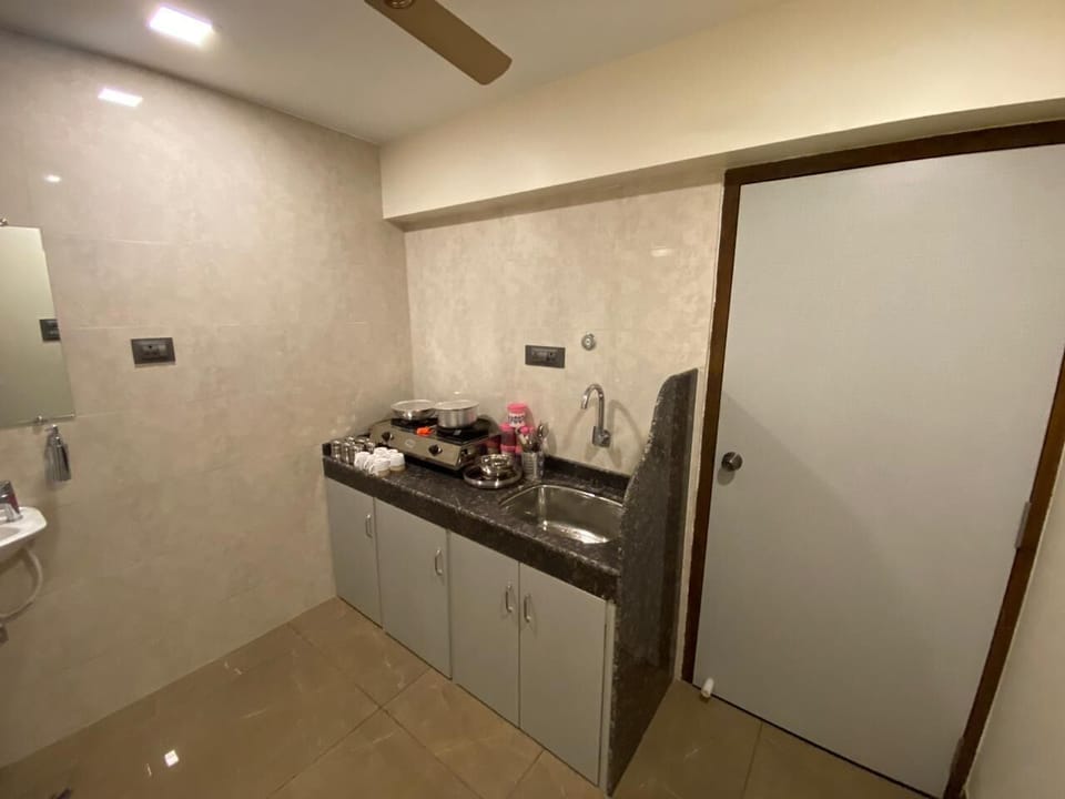Fully Equipped Kitchen with Mineral Catridge Water Filter.