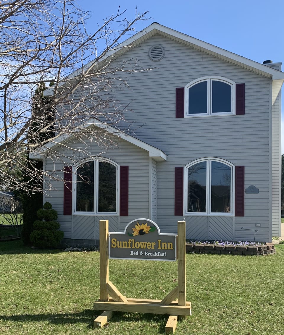 The Sunflower Inn - Charlevoix, MI 