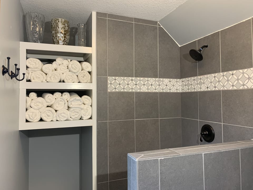 Magnolia Room En-Suite Bathroom Shower.