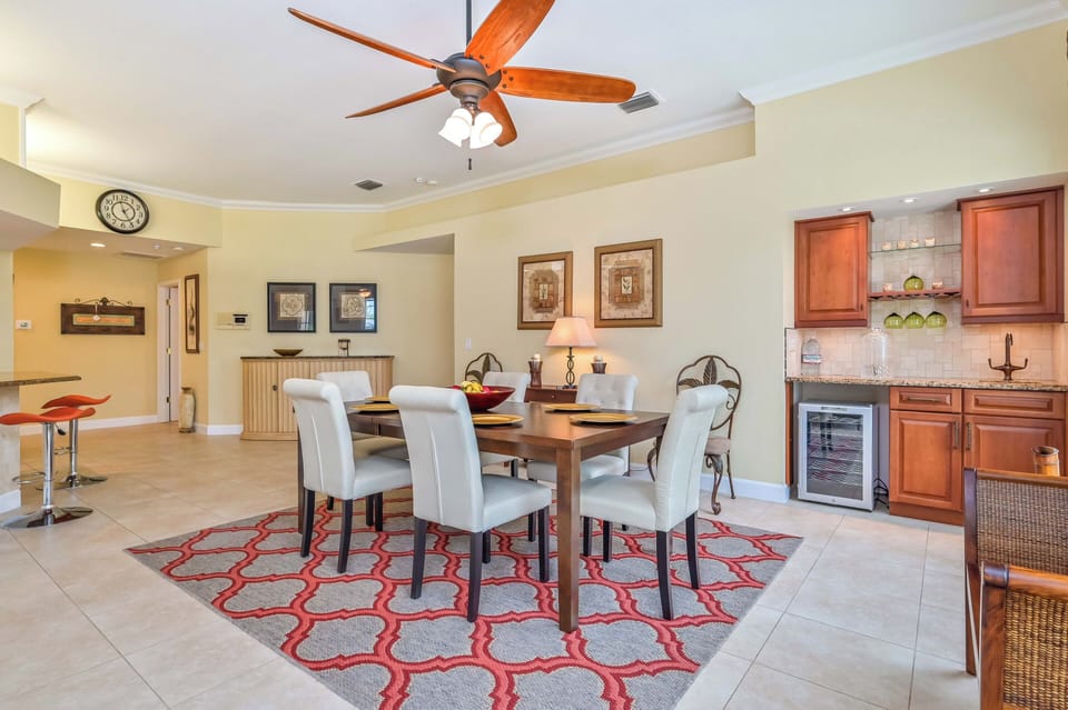 VILLA MARGARETHA - Dining for six with wet bar