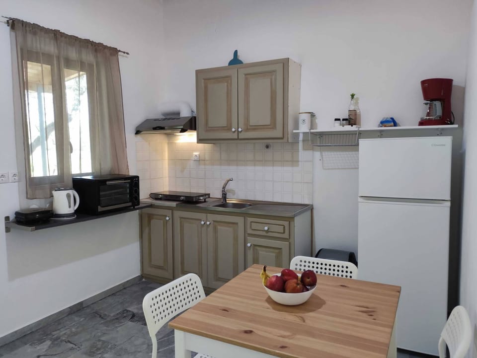 Fully Equipped Kitchen Area – Functional and well-organized with all daily conveniences.