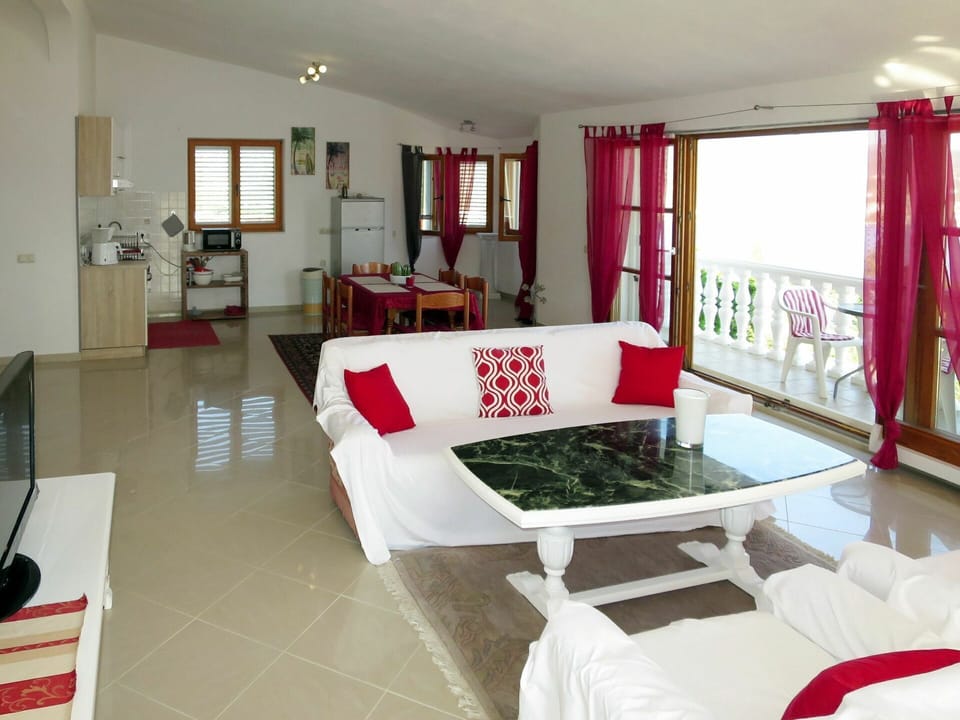 Property, Room, Interior Design, Living Room, Building, Furniture, House, Floor, Real Estate, Ceiling