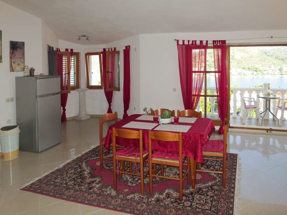 Room, Property, Furniture, Dining Room, Interior Design, Building, House, Floor, Table, Real Estate