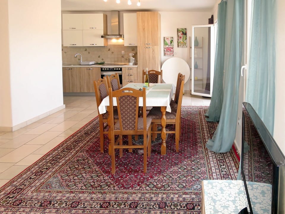 Room, Property, Floor, Furniture, Building, Interior Design, Dining Room, Tile, House, Real Estate