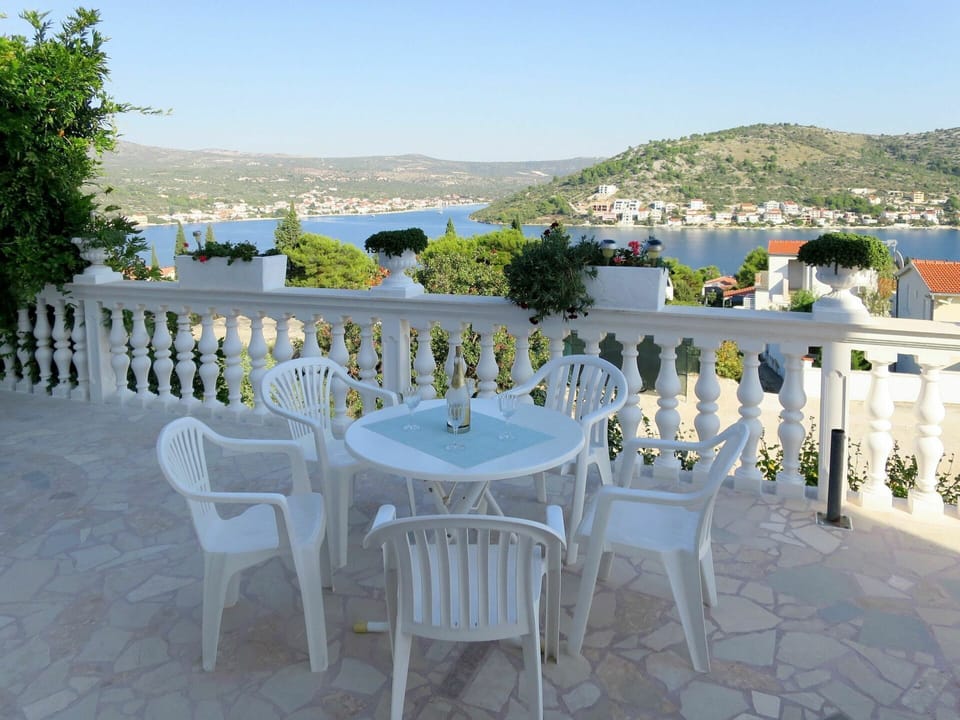 Property, Furniture, Real Estate, Table, House, Restaurant, Building, Resort, Room, Patio