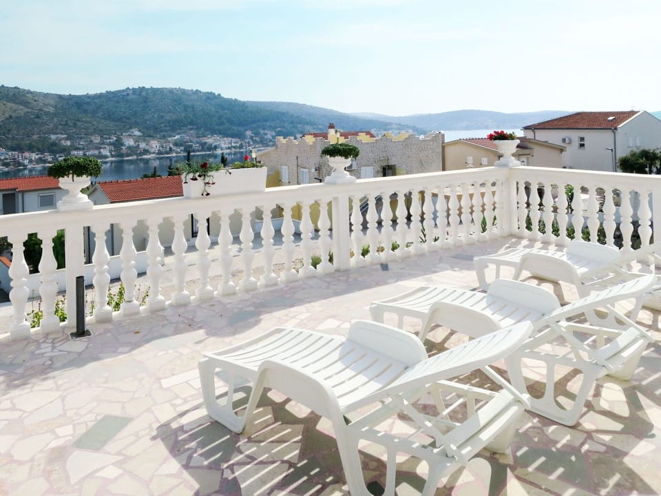 Property, Baluster, Building, Architecture, Villa, Urban Design, Apartment