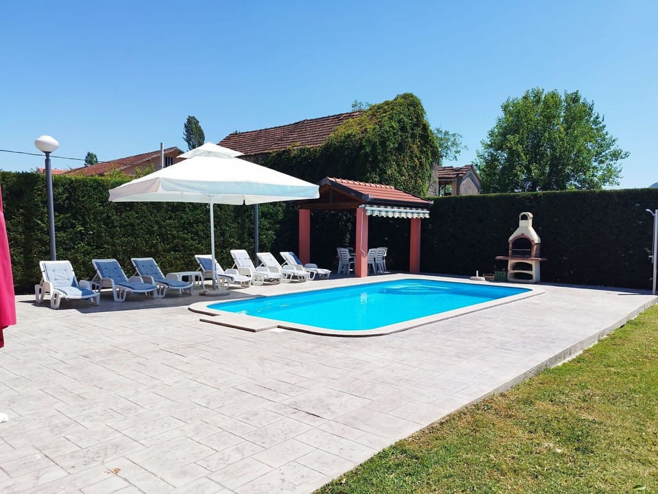 Swimming Pool, Outdoor Furniture, Furniture, Resort, Composite Material, Umbrella, Leisure, Shade, Chair, Sunlounger