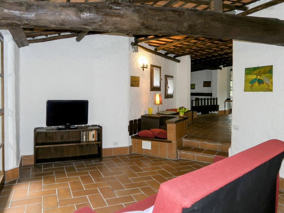 Couch, Furniture, Building, Table, Wood, Interior Design, Architecture, Living Room, Floor, Flooring