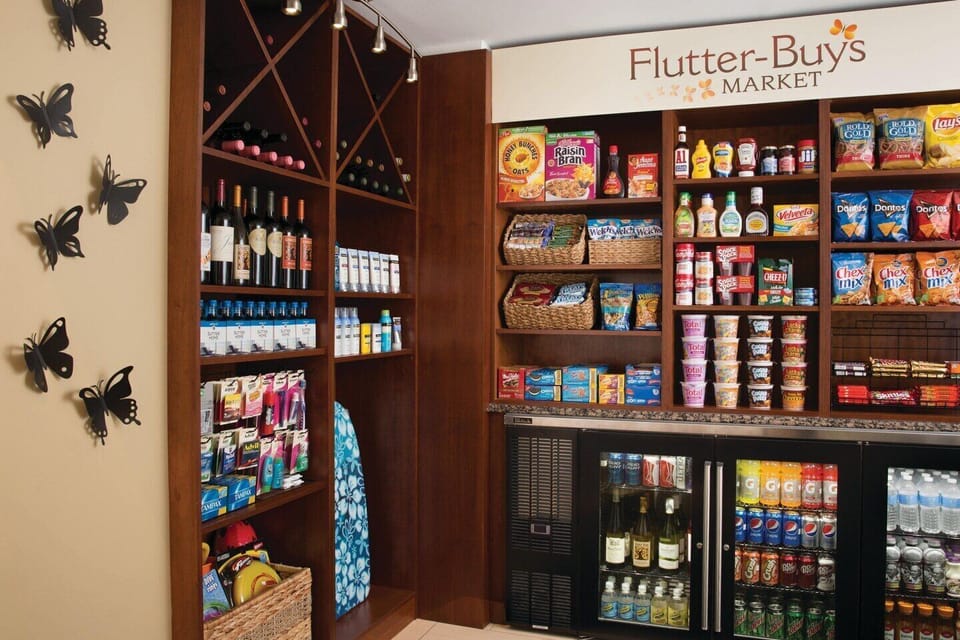Convenience store well located in the lobby.