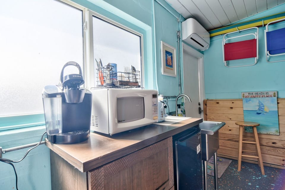 Little kitchenette with everything to cook a great meal.