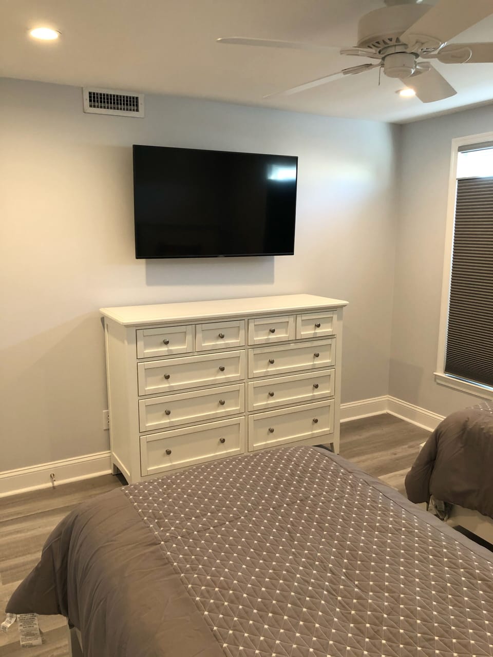 Second Bedroom with 50 inch flat screen TV W/Roku