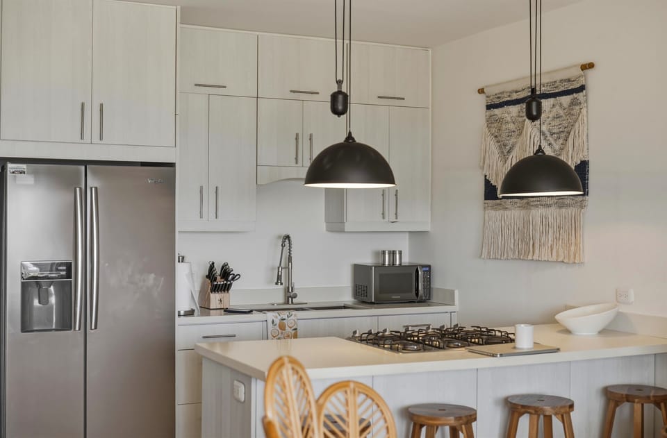 A functional, inviting kitchen connected to the dining area. Perfect for easy breakfasts, fresh meals, and relaxed conversations.