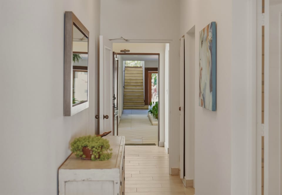 Wake up just steps from the ocean 🌊✨
First-floor beachfront apartment with peaceful views, fresh sea breeze, and the relaxing sound of the waves right outside your door. Your perfect coastal escape starts here.