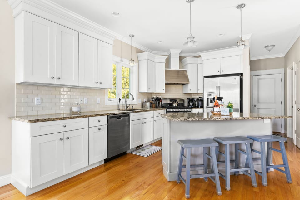 Spacious kitchen with all cooking amenities provided 