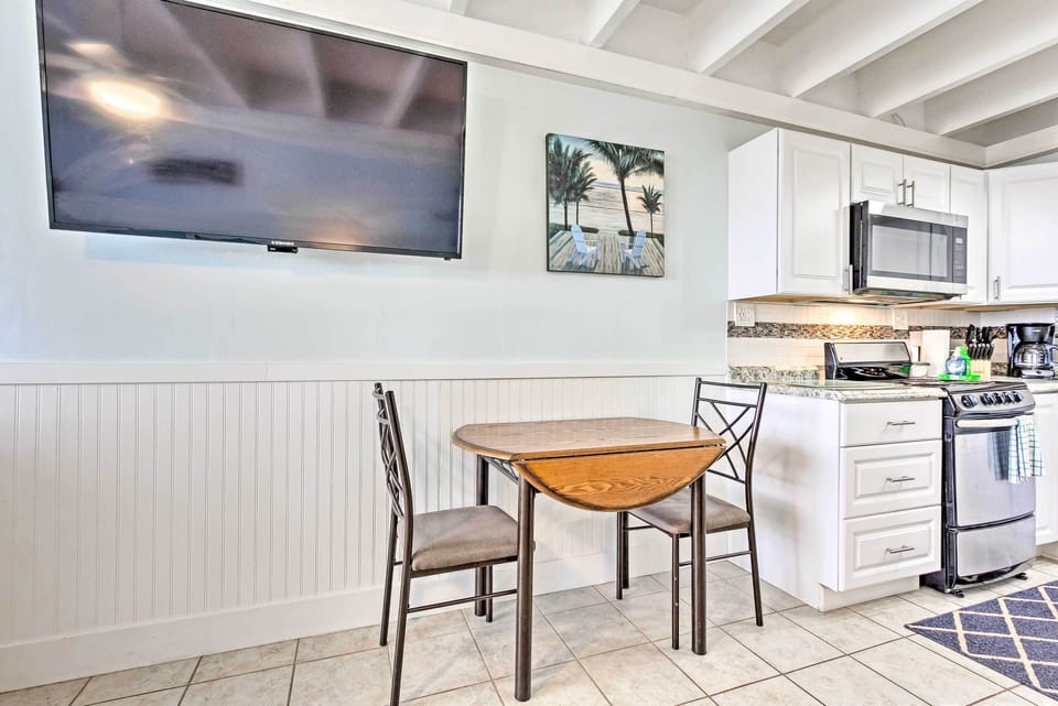 Dining Table | Dishware & Flatware Provided