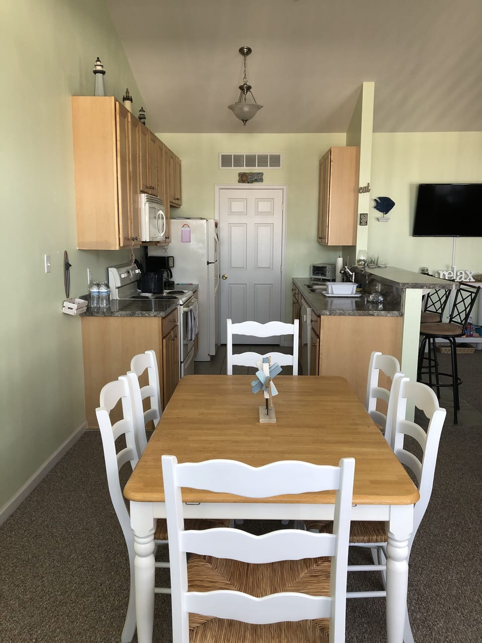 Dining for 6. Three additional seats at the breakfast bar. 