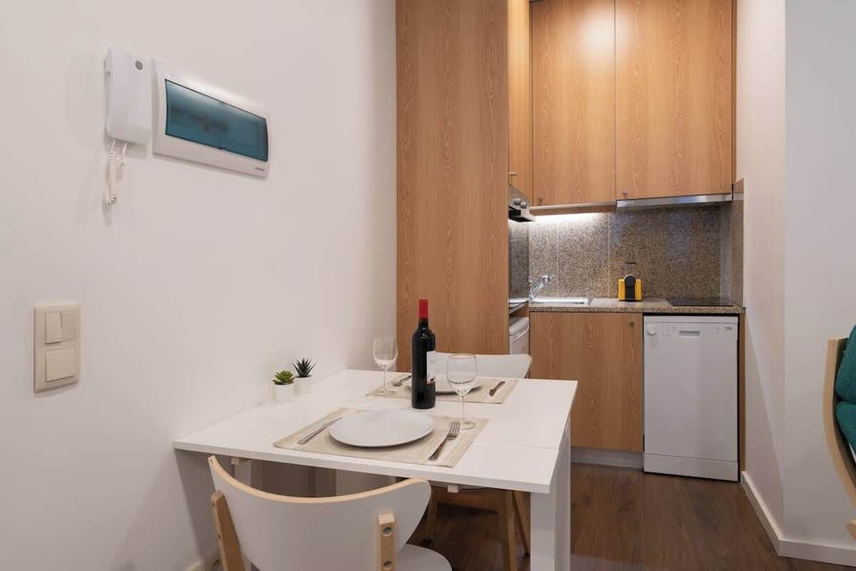You have a dining table to have great moments with your friends.