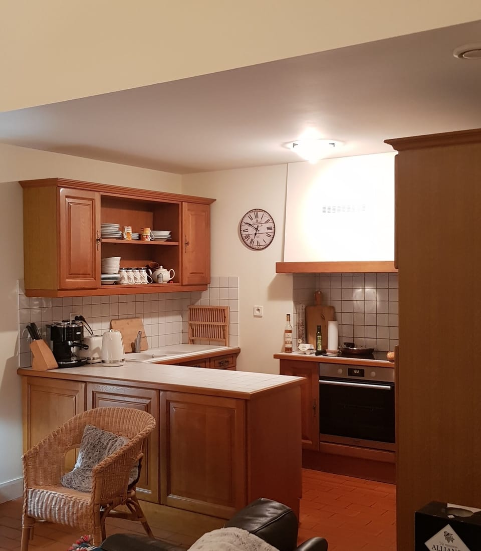 Fully equipped kitchen recently had brand new induction oven/hob and new washer 