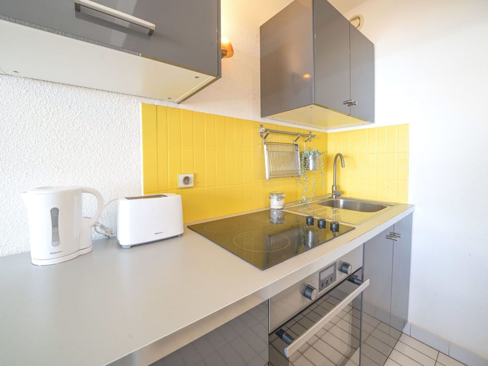 Kitchen, Countertop, Kitchen Appliance, Kitchen Sink, Major Appliance, Interior Design, Plumbing Fixture, Flooring, Sink, Cabinetry