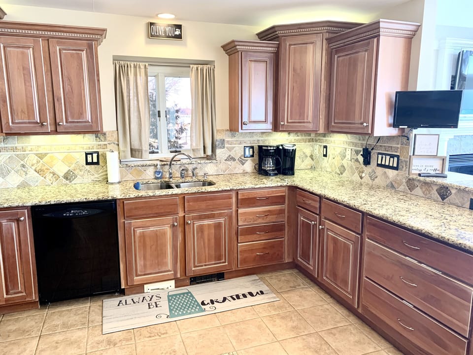 Well equipped kitchen with great space for serving!