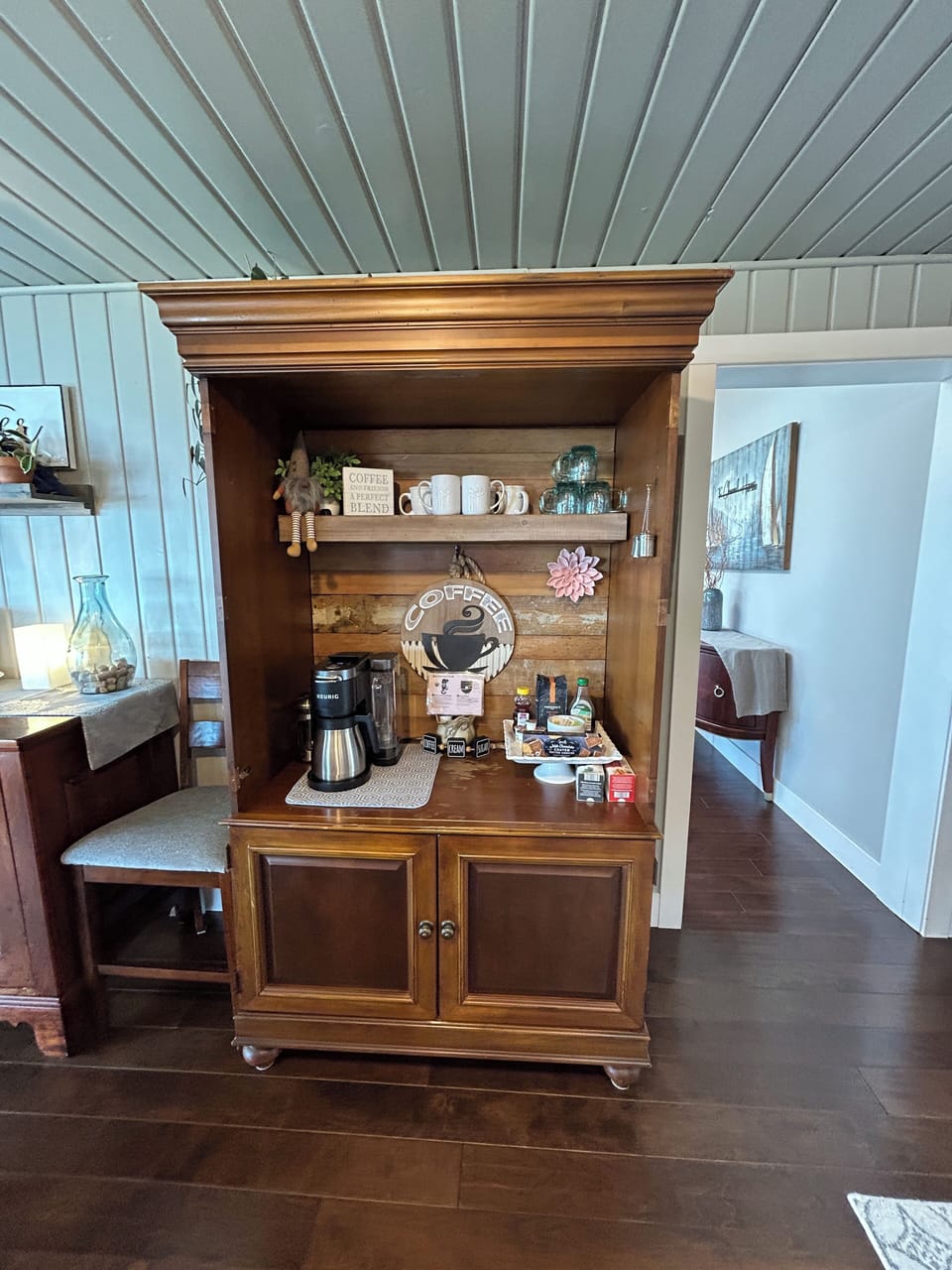 Coffee bar with combo Keurig machine. Makes 12 cup brew in carafe or single cups
