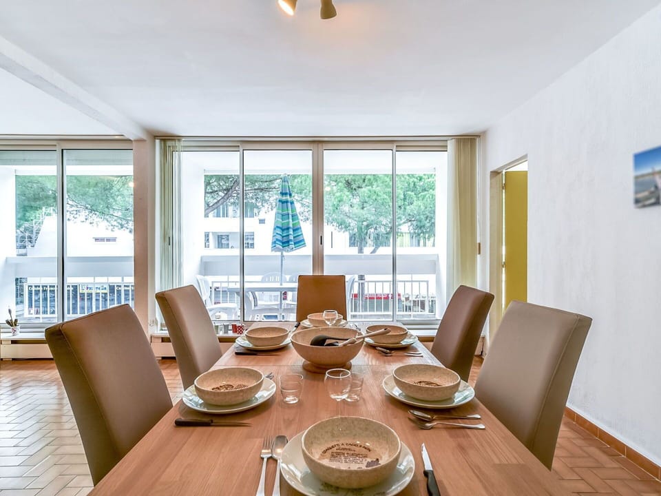 Room, Dining Room, Property, Interior Design, Furniture, Table, Building, Yellow, Ceiling, House