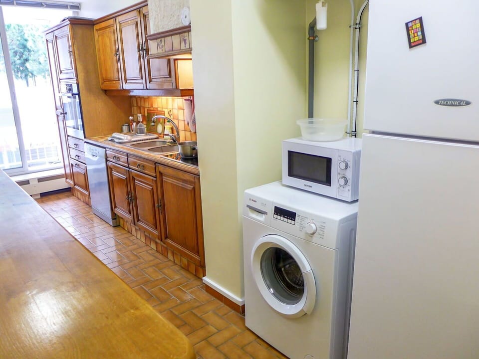 Washing Machine, Major Appliance, Laundry, Laundry Room, Clothes Dryer, Home Appliance, Room, Property, Floor, Small Appliance
