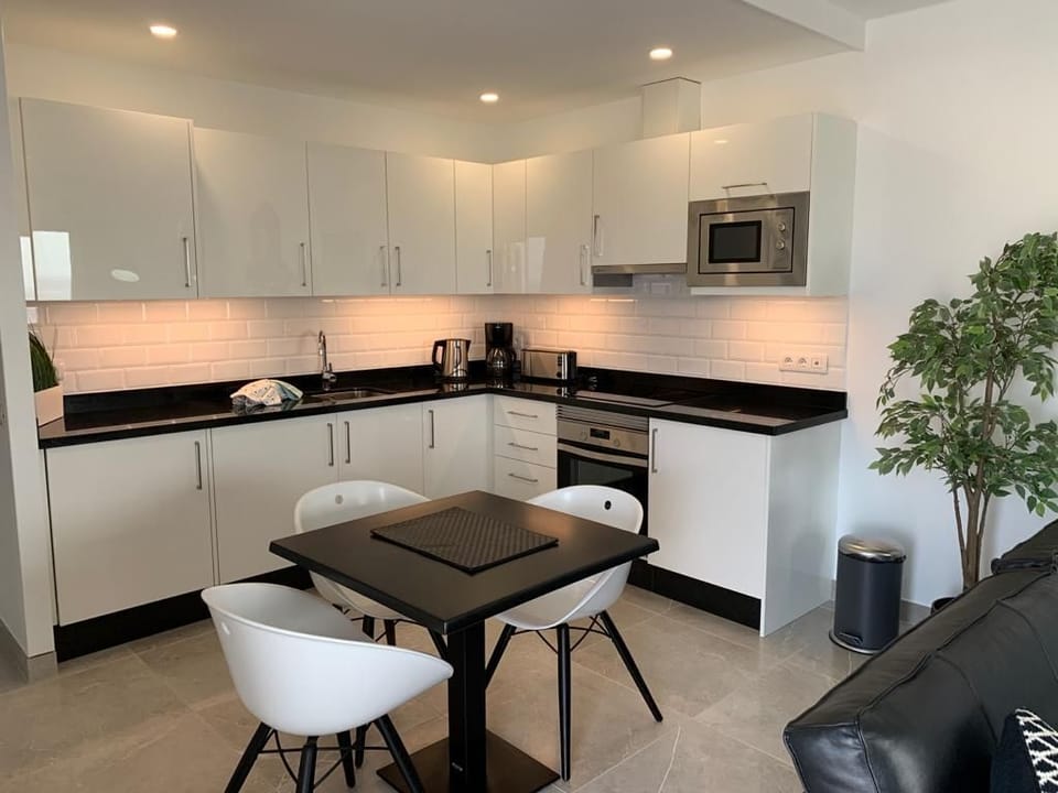 Kitchen, Oven hob, microwave, Kettle, washer, Toaster, Fridge Freezer