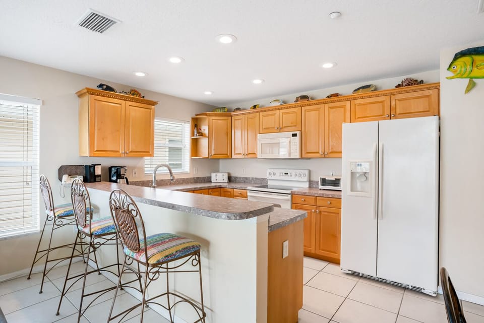 Kitchen with breakfast bar