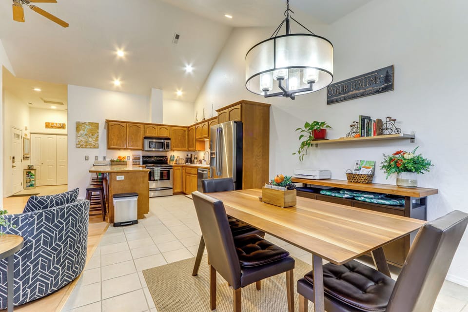 Dining Area | Dishes & Flatware Provided