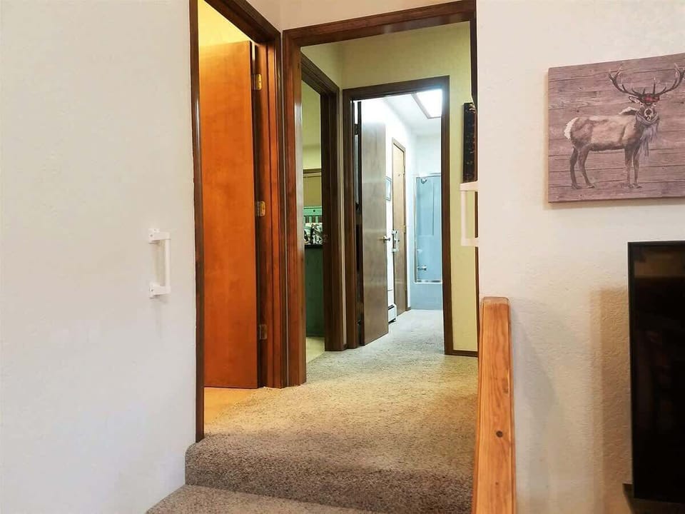 Hall to bedrooms