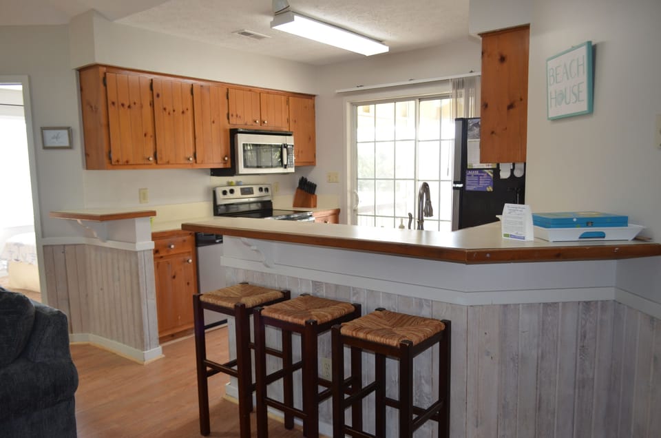 Breakfast bar to kitchen
